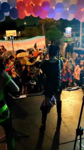 Le Viasus actuando ante el público en un escenario al aire libre